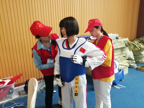 穿服装_meitu_3.jpg 穿服装_meitu_3.jpg