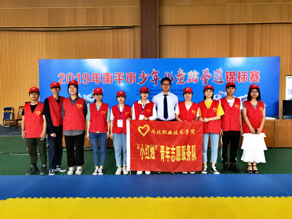 志愿者和工作人员合照_meitu_1.jpg 志愿者和工作人员合照_meitu_1.jpg