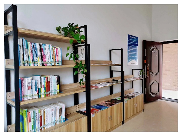 教师休息室书架.jpg 教师休息室书架.jpg