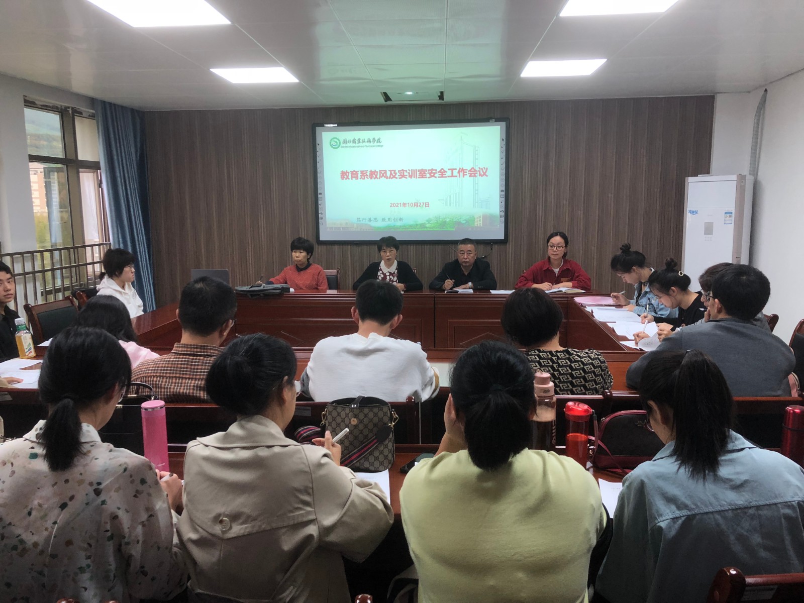 实训室安全.jpg 实训室安全.jpg