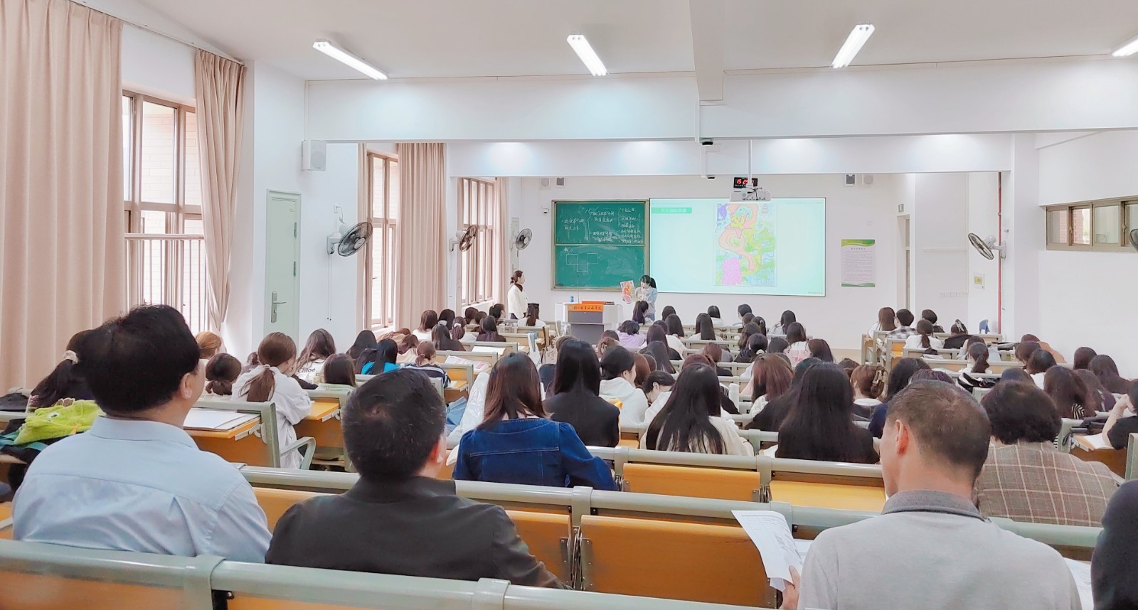 领导听公开课2.jpg 领导听公开课2.jpg