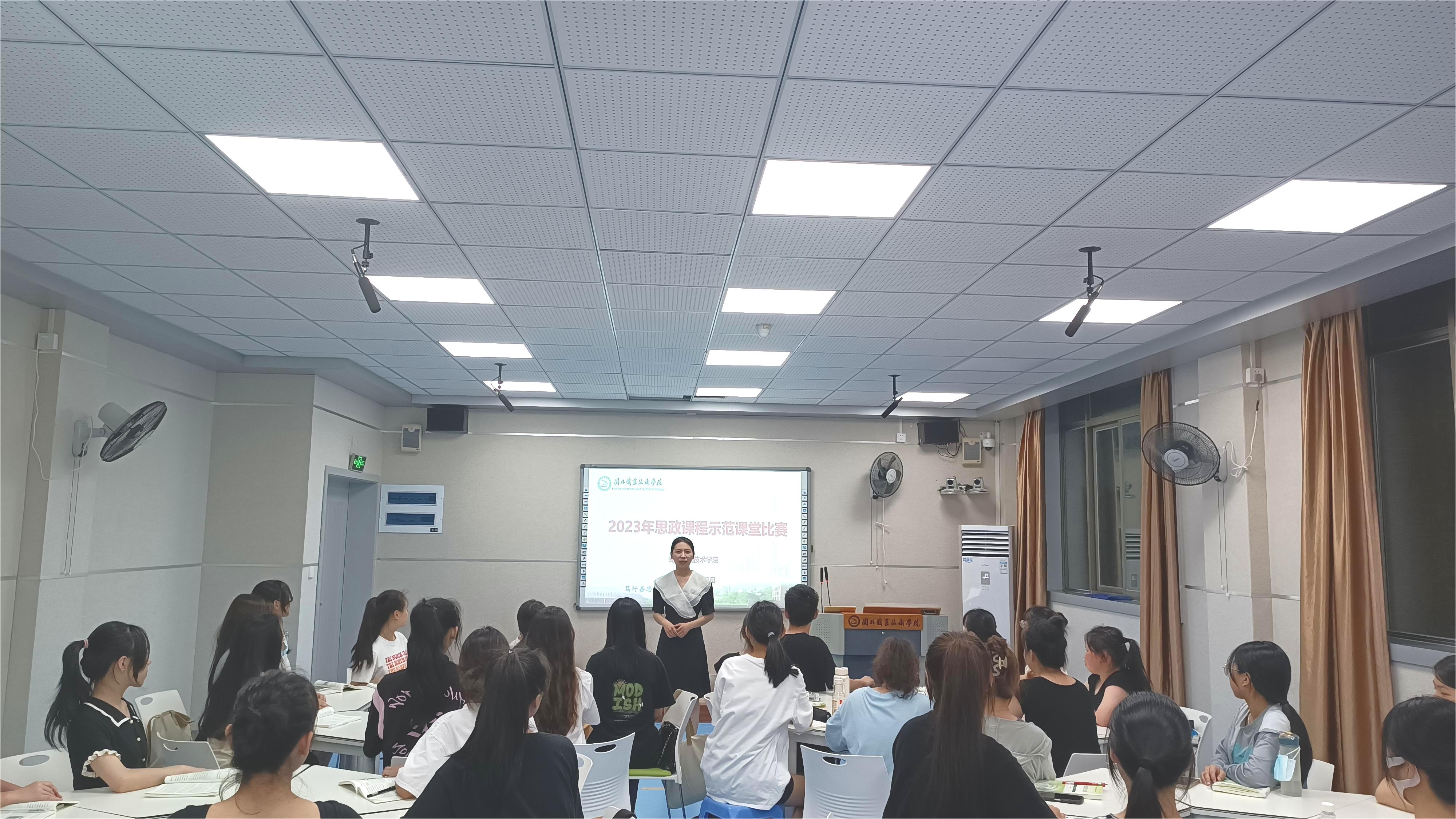 范芳芳1.jpg 范芳芳1.jpg