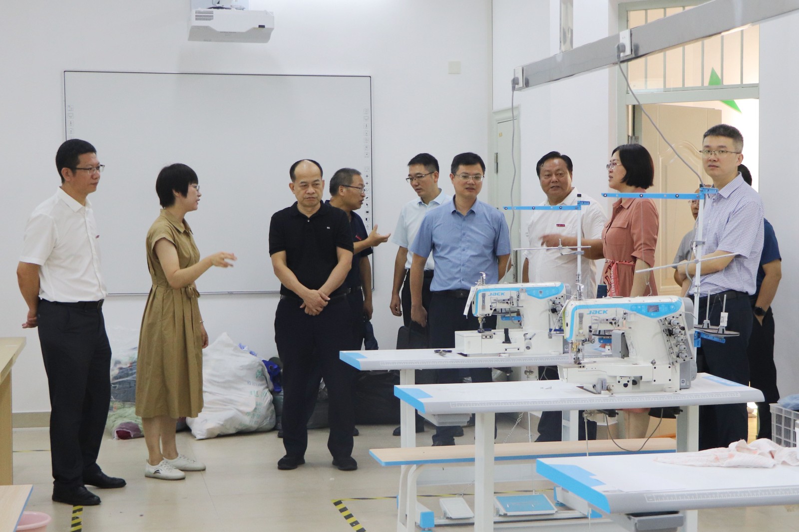 依尔婴服装学院 (8).jpg 依尔婴服装学院 (8).jpg