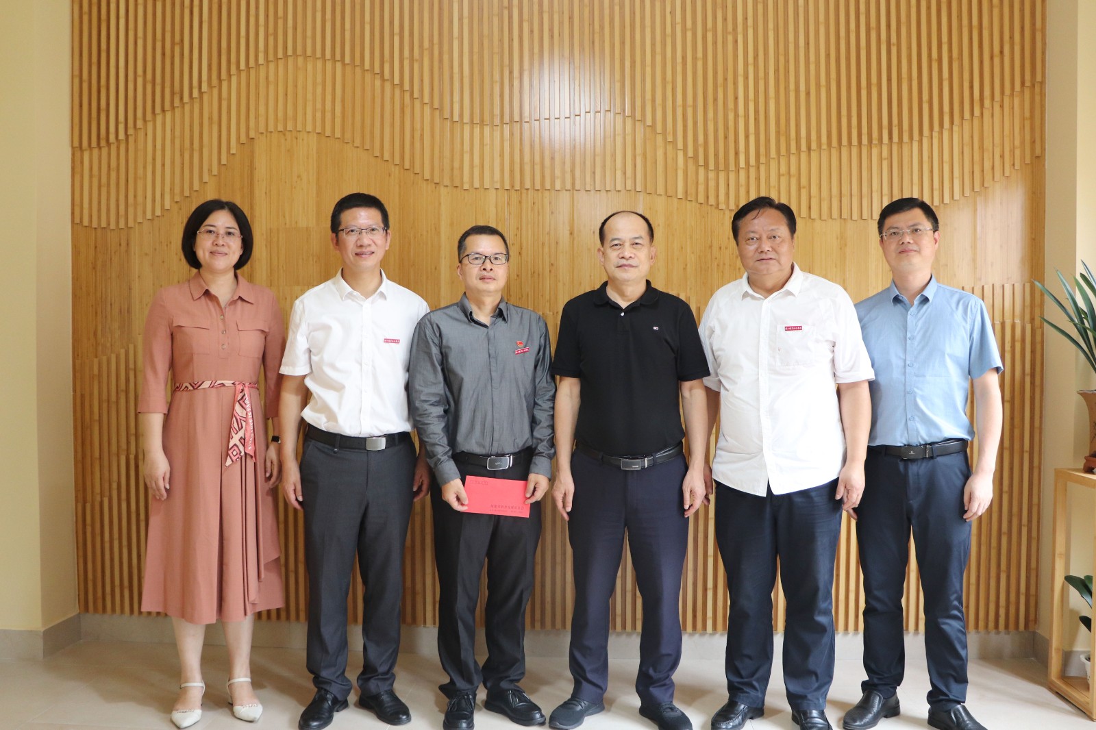 慰问优秀教师 (4).jpg 慰问优秀教师 (4).jpg