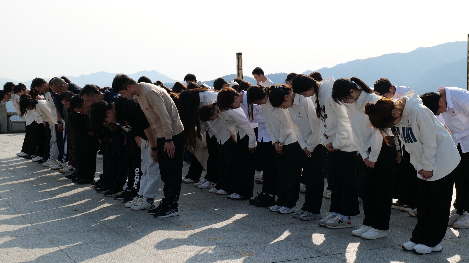 鞠躬.jpg 鞠躬.jpg